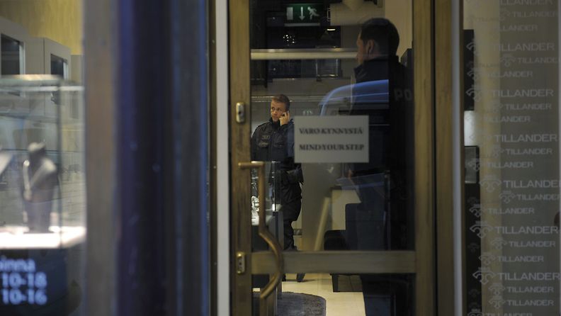 Poliiseja Tillanderin kultasepänliikkeessä Helsingin Keskuskadulla alkuillasta 29. maaliskuuta 2012. Poliisin mukaan liikkeessä tehtiin torstaina törkeä varkaus. Tekijät anastivat liikkeestä koruja ja poistuivat sen jälkeen paikalta. 
