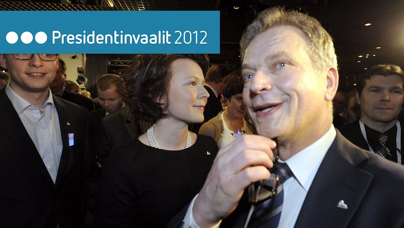 Kokoomuksen presidenttiehdokas Sauli Niinistö ja vaimo Jenni Haukio odottavat ennakkoäänien tulosta presidentinvaalien vaalivalvojaisissa. 