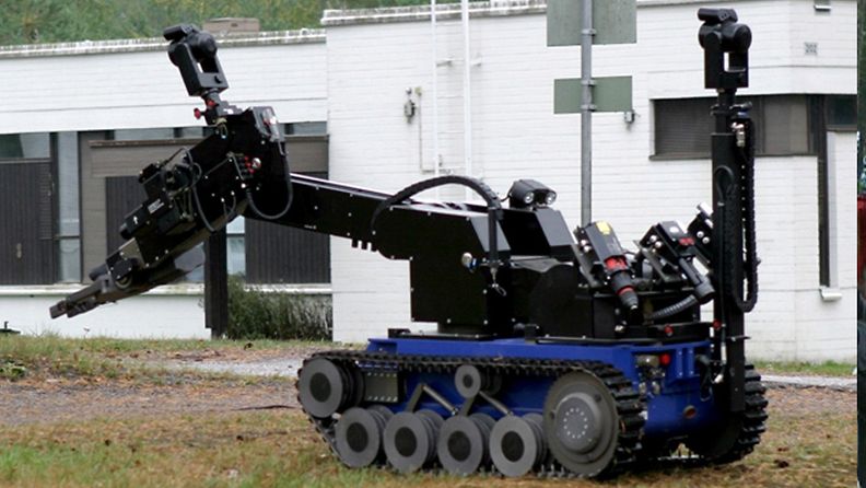 Vihtavuori robotti (Päivämäärätön kuva raivaamisrobotti Teodorista, jota käytetään vaarallisiksi todettujen kohteiden raivaamiseen. Laitetta käytetään Laukaan Vihtavuoren tehtailla höyryävän räjähdejätesäiliön tutkimiseen.)
