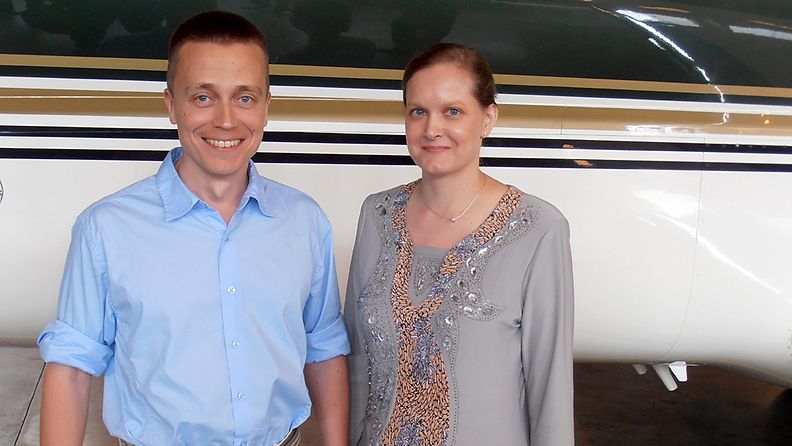 Jemenissä yli neljä kuukautta siepattuna olleet Atte ja Leila Kaleva palasivat Suomeen perjantaina 10. toukokuuta 2013. Kuva on otettu välittömästi laskeutumisen jälkeen Helsinki-Vantaan lentokentällä.