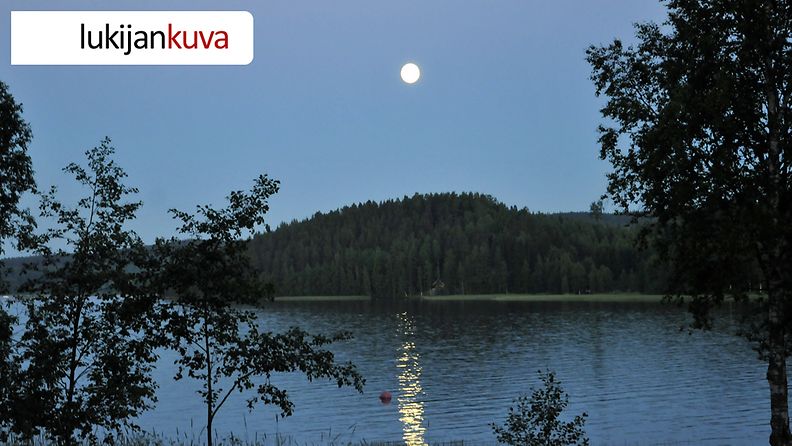 Eeva Reijosen ottama kuva on Korpilahdelta Päijänteen rannasta viime yönä 23.6. klo 00.10.