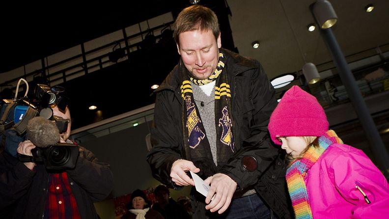 Vasemmistoliiton presidenttiehdokas Paavo Arhinmäki äänestämässä sunnuntaina 22. tammikuuta 2012 sisarentyttärensä Nellin kanssa.