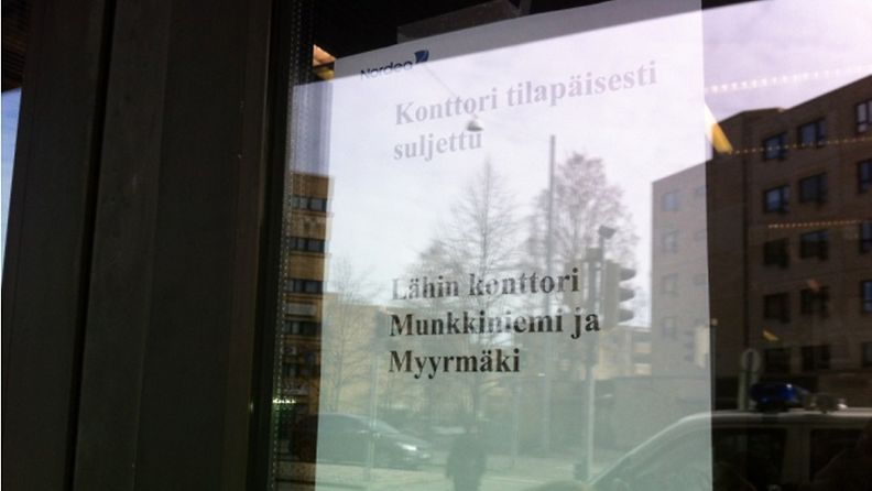 Ilmoitus ryöstetyn Nordean konttorin ovessa Helsingissä 10.4.2012.