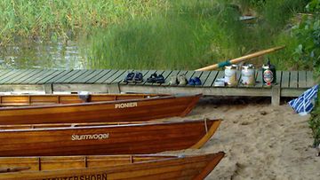 16 hengen saksalainen ryhmä saapui kanooteilla Leppävirralla Sulasvedellä saaressa sijaitsevan kesämökin pihaan 13.7.2011. Kuva: Juhani Immonen