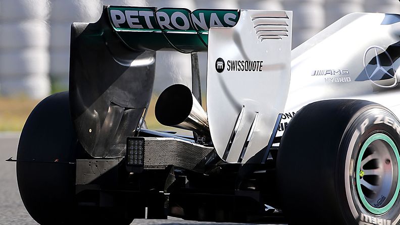 Megafoni Mercedes-kuski Nico Rosbergin autossa keskiviikkona. 