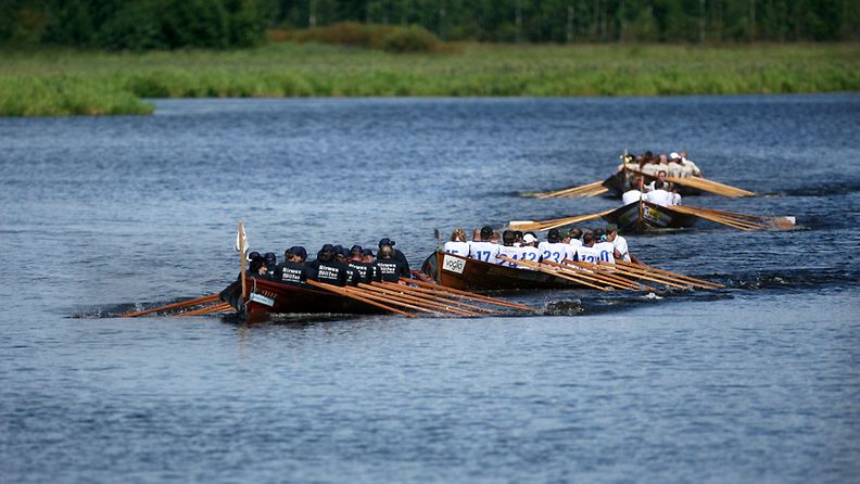 Mommilanjärven soutelu on perinteinen kirkkovenetapahtuma. 
