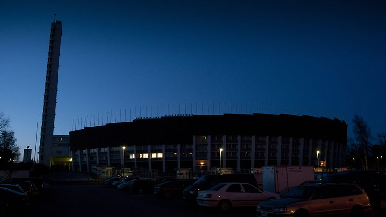 Earth Hour tapahtuman pimentämä Olympiastadionin torni Helsingissä 31. maaliskuuta 2012. Earth Hour on WWF:n järjestämä maailmanlaajuinen ilmastotapahtuma, jossa ihmiset eri puolilla maapalloa sammuttavat valonsa tunniksi samana päivänä. 