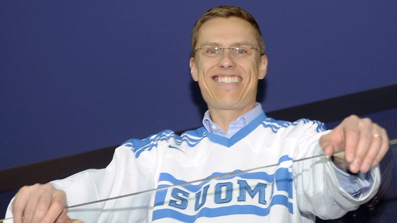 Ministeri Alexander Stubb seurasi Suomi-Kazakstan -ottelua 14.05.2012.
