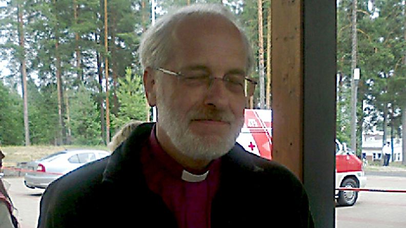 Piispa Simo Peura vieraili evakuointikeskuksessa