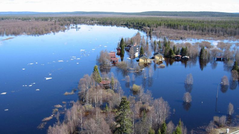 Ounasjoki tulvi Kittilässä Lapissa keväällä 2005.