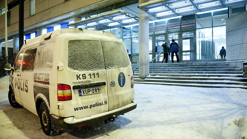 Poliisiauto Jyväskylän kaupunginkirjaston edustalla 31. tammikuuta 2013. Yhtä ihmistä puukotettiin Äärioikeisto Suomessa -kirjaan liittyvässä esittely- ja keskustelutilaisuudessa.