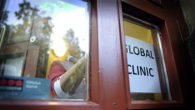 Hoitaja kiinnitti paperittomien klinikan oveen Global Clinic -paperin helmikuussa 2011.
