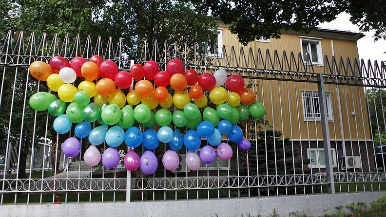 Maarianhaminassa Venäjän konsulaatti päätyi poliisin vahdittavaksi aitaan kiinnitettyjen ilmapallojen takia. 