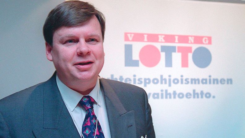 Veikkaus Oy:n johtaja Jussi Isotalo esitteli uuden pohjoismaisen Viking -lotto pelin maaliskuussa 1993. 