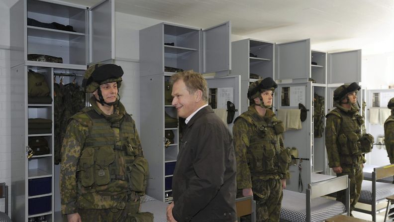 Puolustusvoimien ylipäällikkö, tasavallan presidentti Sauli Niinistö tekee tupatarkastuksen Karjalan prikaatin Vekaranjärven varuskunnassa Kouvolassa 9. toukokuuta 2012. 