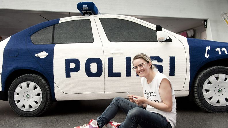 Taiteilija Kaija Papu ja virkattu poliisiauto Kiasmassa 4. kesäkuuta 2012.