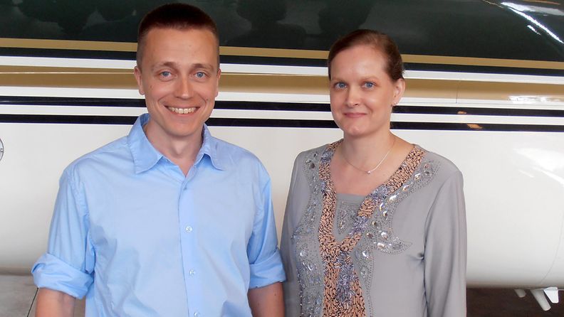 Jemenissä yli neljä kuukautta siepattuna olleet Atte ja Leila Kaleva palasivat Suomeen perjantaina 10. toukokuuta 2013. Kuva on otettu välittömästi laskeutumisen jälkeen Helsinki-Vantaan lentokentällä. 