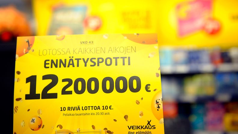 Lotto-mainos Ärrällä Helsingissä 26. lokakuuta 2012. Viikonloppuna lauantaina on jaossa loton kaikkien aikojen suurin voitto, 12,2 miljoonaa euroa.