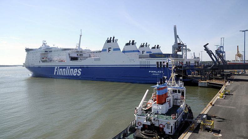 Finnlinesin laiva Finnlady Vuosaaren satamassa Helsingissä tiistaina 3. heinäkuuta 2012.  