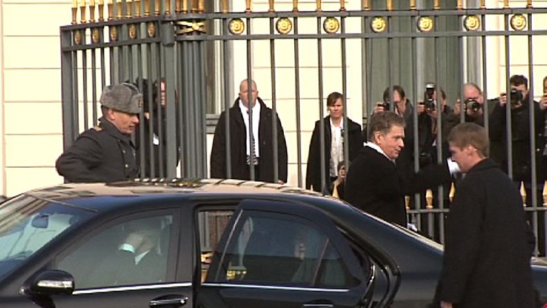 Presidentti Niinistö saapuu presidentinlinnaan.