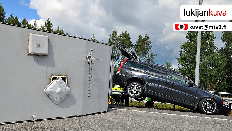Asuntovaunu kaatui tänään Turun moottoritiellä. 