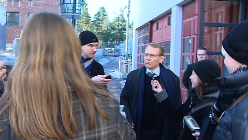 Timo Räty toimittajien ympäröimänä MTV3:n pihalla. 