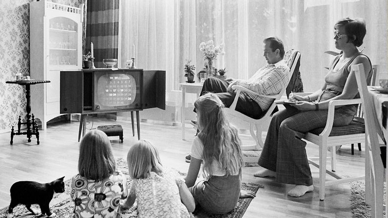 Perhe katselemassa televisiosta Lotto-arvontaa 3. elokuuta 1975.