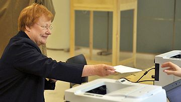 Presidentti Tarja Halonen äänesti ennakkoon eduskuntavaaleissa Helsingin kaupungintalolla 10. huhtikuuta 2011.