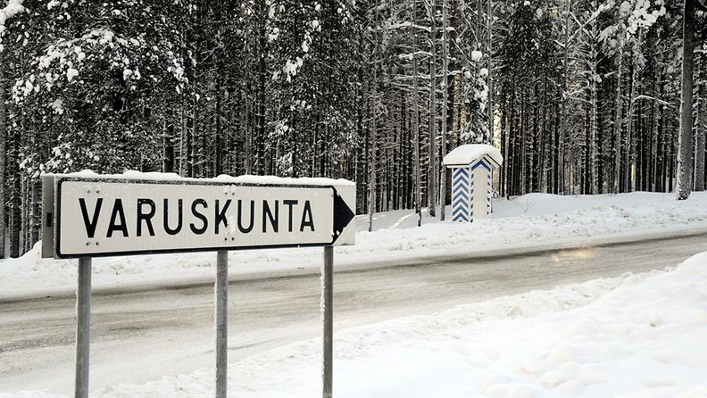 Kyltti opastaa Pohjois-Karjalan prikaatin varuskuntaan Kontiolahdella 10. helmikuuta 2012. Pohjois-Karjalan prikaatia esitetään lakkautettavaksi vuoden 2013 lopussa.  