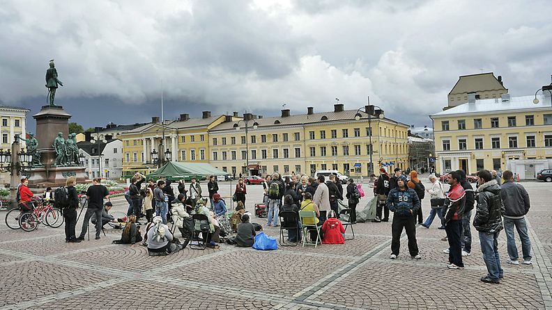 Sosiaalikeskus Sataman pihalta häädettyjä romanikerjäläisiä Senaatintorilla Helsingissä tiistaina 30. elokuuta 2011. 