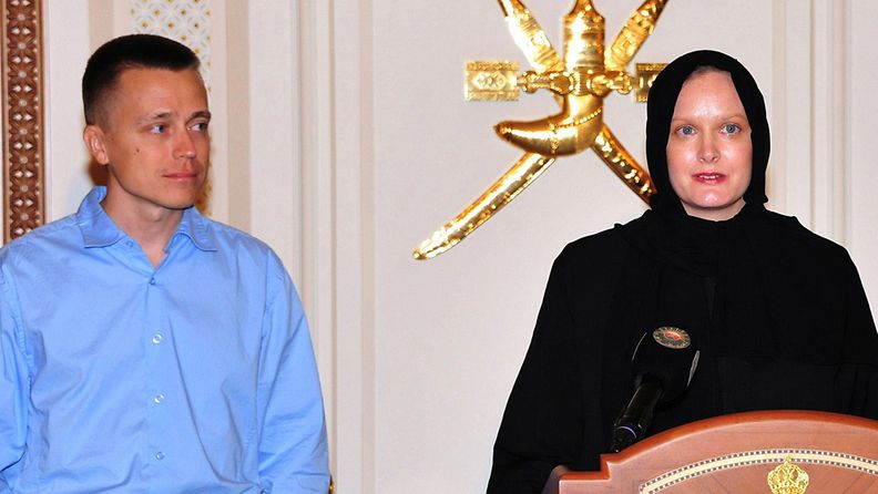 Vapautettu suomalaispariskunta Atte ja Leila Kaleva tiedotustilaisuudessa Omanissa 9. toukokuuta 2013.
