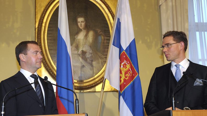 Pääministerit Dmitri Medvedev ja Jyrki Katainen esiintyivät hyväntuulisina tapaamisensa jälkeen. 