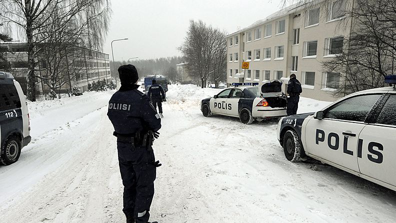 Poliisi piiritti kerrostaloasuntoa Helsingin Konalassa 17. joulukuuta 2012.