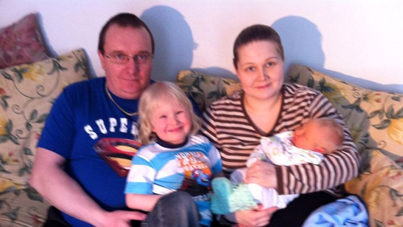 Pauli ja Mari Penttinen sekä perheen esikoinen Jesperi ovat vihdoin kotona onnellisesti oikean vauvan kanssa. 