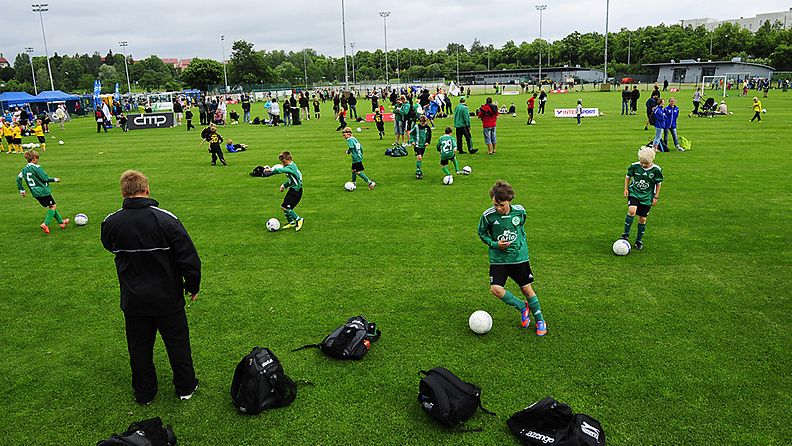 Jalkapallon Hesacup käynnistyi Helsingin Käpylässä 9. heinäkuuta 2012. Kuvan henkilöt eivät liity uutiseen.
