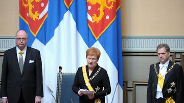 Eduskunnan puhemies Eero Heinäluoma ja tuleva presidentti Sauli Niinistö kuuntelee presidentti virasta luopuvaa Tarja Halosta puheessaan eduskunnassa Helsingissä 1.maaliskuuta 2012.