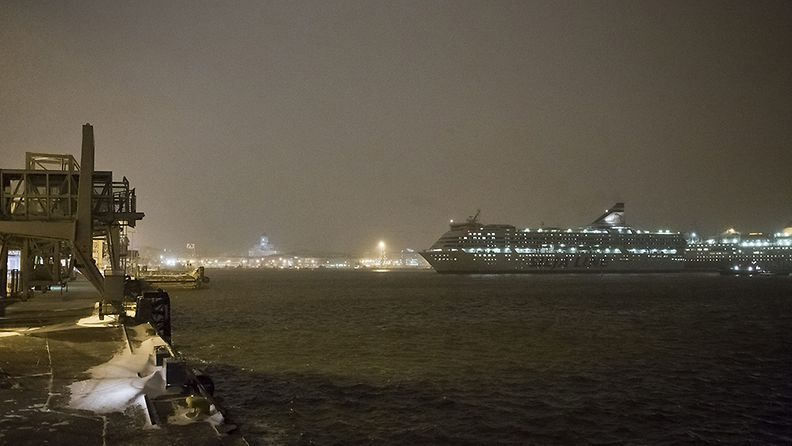 Tallink Siljan Serenade -matkustajalaiva saapuu Helsingin satamaan useita tunteja myöhässä 30. marraskuuta 2012. Antti-myrsky on tänään sotkenut pahasti myös laivaliikennettä. Serenade aluksella tapahtui myrskyssä kallistuma, joka säikäytti matkustajia.