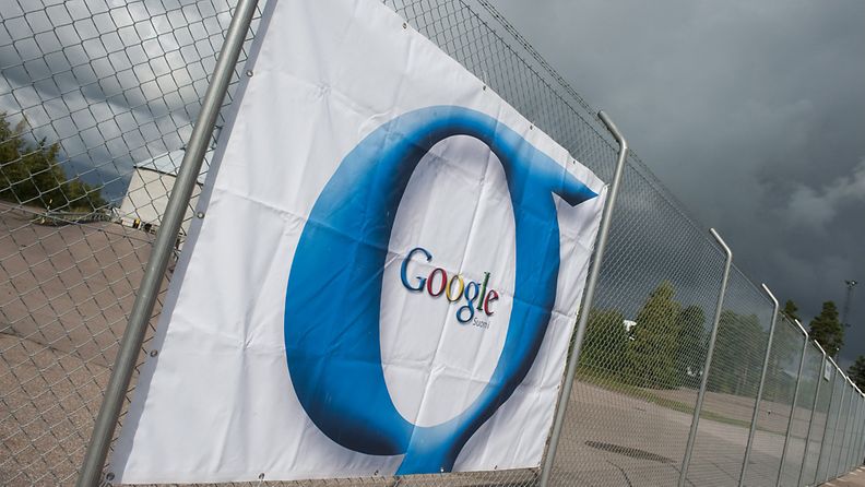Hakukoneyhtiö Googlen logo uuden palvelinkeskuksen aidassa Haminassa.