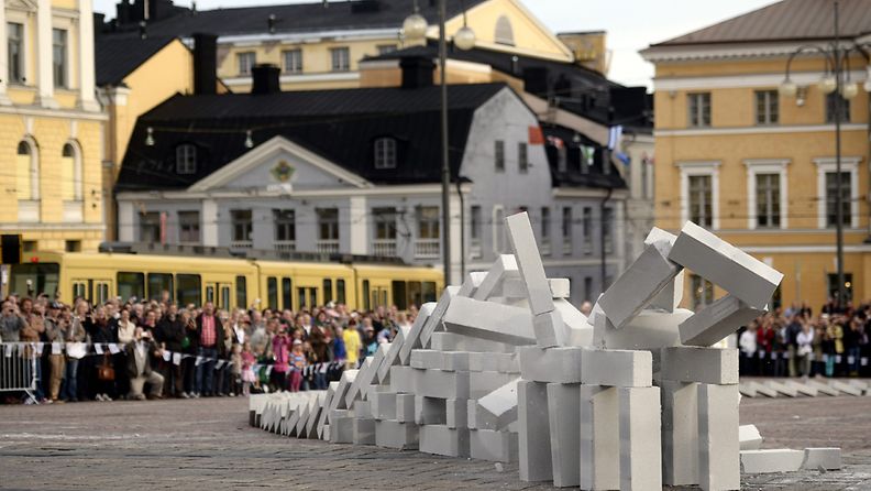 Englantilaisen Station House Operan toteuttama Dominot -teoksen reitti kulki Tähtitorninmäeltä Senaatintorille Taiteiden yössä 23. elokuuta 2012 Helsingissä.