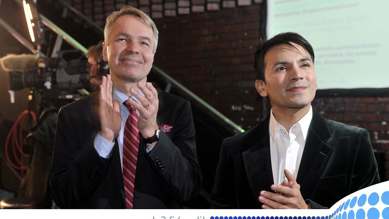 Vihreiden presidenttiehdokas Pekka Haavisto ja puoliso Nexar Antonio Flores (oik.) presidentinvaalien vaalivalvojaisissa Helsingissä 22. tammikuuta 2012.