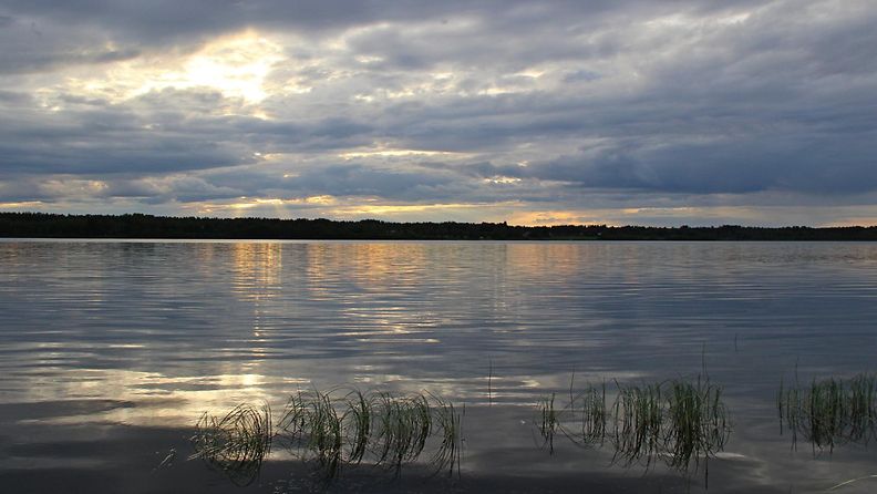 Pilvinen iltataivas Utajärvellä 23. kesäkuuta 2014. Lukijan kuva: Sinikka Kujala