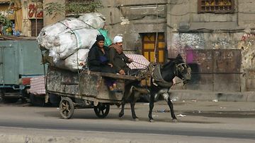 Jätteenkerääjäpariskunta Kairon kaduilla.
