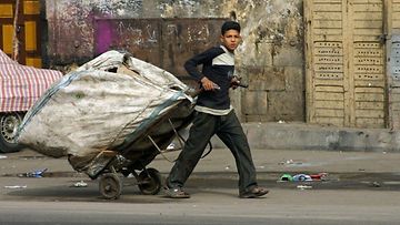 Jätteitä keräävä poika Kairon kaduilla.