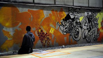 Graffitimaalari maalasi teostaan Helsingin messukeskuksen hallin seinään Taiteiden yönä, perjantaina 27. elokuuta 2010. Yhdeksästä graffitimaalarista koostuva ryhmä tekee halli 6:n ulkoseinän pituisen yhdeksästä osasta koostuvan graffitikokonaisuuden. (LEHTIKUVA)