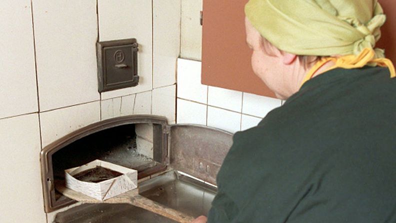 Mämmin valmistusta Vihdin Jokikunnan kylässä. Mämmituokkoset kypsytetään hiljalleen uunissa miedossa lämmössä. Vuonna 1996.