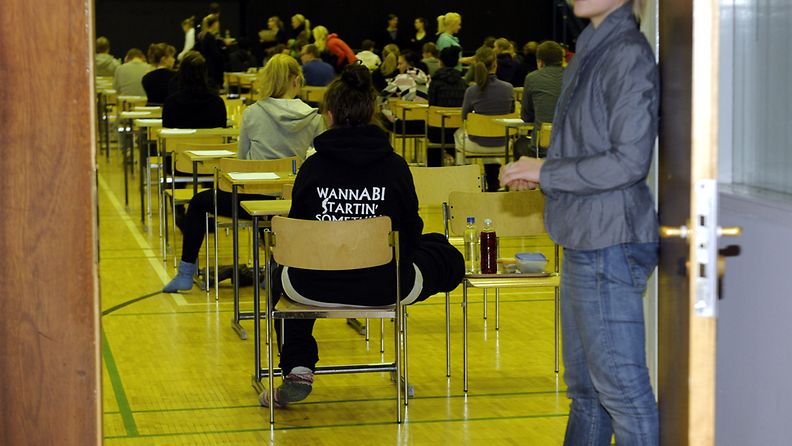Tänä keväänä noin 1 500 abiturienttia osallistuu ylioppilaskirjoituksiin sairaana. Näkymä Tapiolan lukion liikuntasaliin ennen äidinkielen tekstitaidon ylioppilaskoetta Espoossa 12. helmikuuta 2010.   
