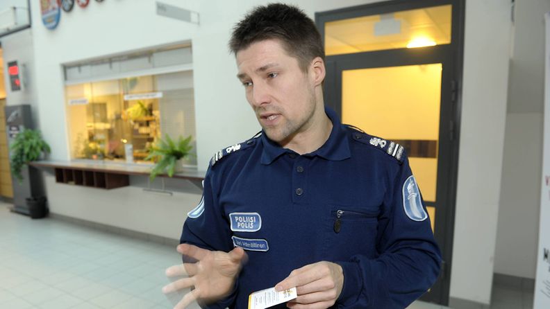 Rikoskomisario Jani Hämäläinen kertoo tutkinnasta Kouvolan Poliisitalossa 22. marraskuuta 2011.
