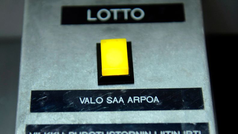Lottokoneen käynnistysnappi Yleisradion tiloissa lauantaina 22. tammikuuta 2011. Loton lauantai-illan kierroksella oli jaossa kautta aikan suurin potti, 7,4 miljoonaa euroa. Täysosuma jaettiin kolmen onnekkaan lottoajan kesken.