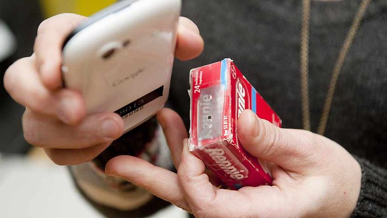 NFC-etätunnistusteknologiaan perustuvia sovelluksia tiedotustilaisuudessa 18. tammikuuta 2012. Kännykällä kosketetaan paketissa olevaa nfc-tarraa, jolloin tuotteen tiedot kuuluvat puhelimen kaiuttimesta. 