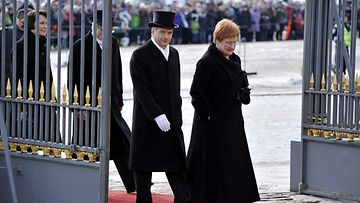Tasavallan presidentti Sauli Niinistö ja rouva Jenni Haukio sekä presidentti Tarja Halonen ja tohtori Pentti Arajärvi saapuvat Presidentinlinnaan.